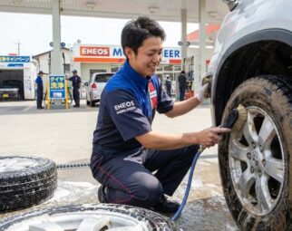 プロが教えるタイヤの洗い方｜寿命を延ばし安全を守る完全ガイド　　ENEOSモビリニアのスタッフがタイヤを洗浄している
