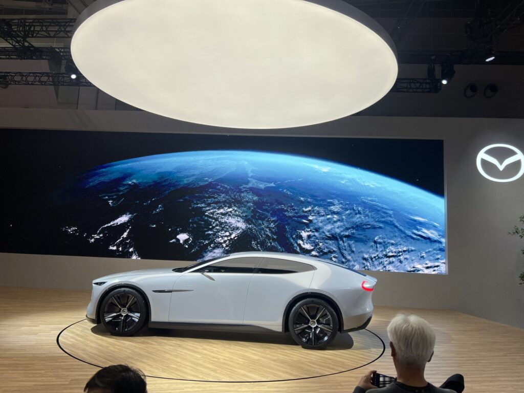 ジャパンモビリティショー2025に行ってみた！マツダ：魂動デザインの進化形「VISION X-COUPE」