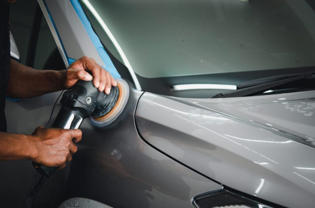 ガソリンスタンドで車のキズ修理をする画像