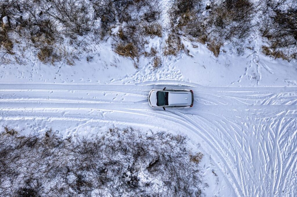 雪国の道路を走る車
